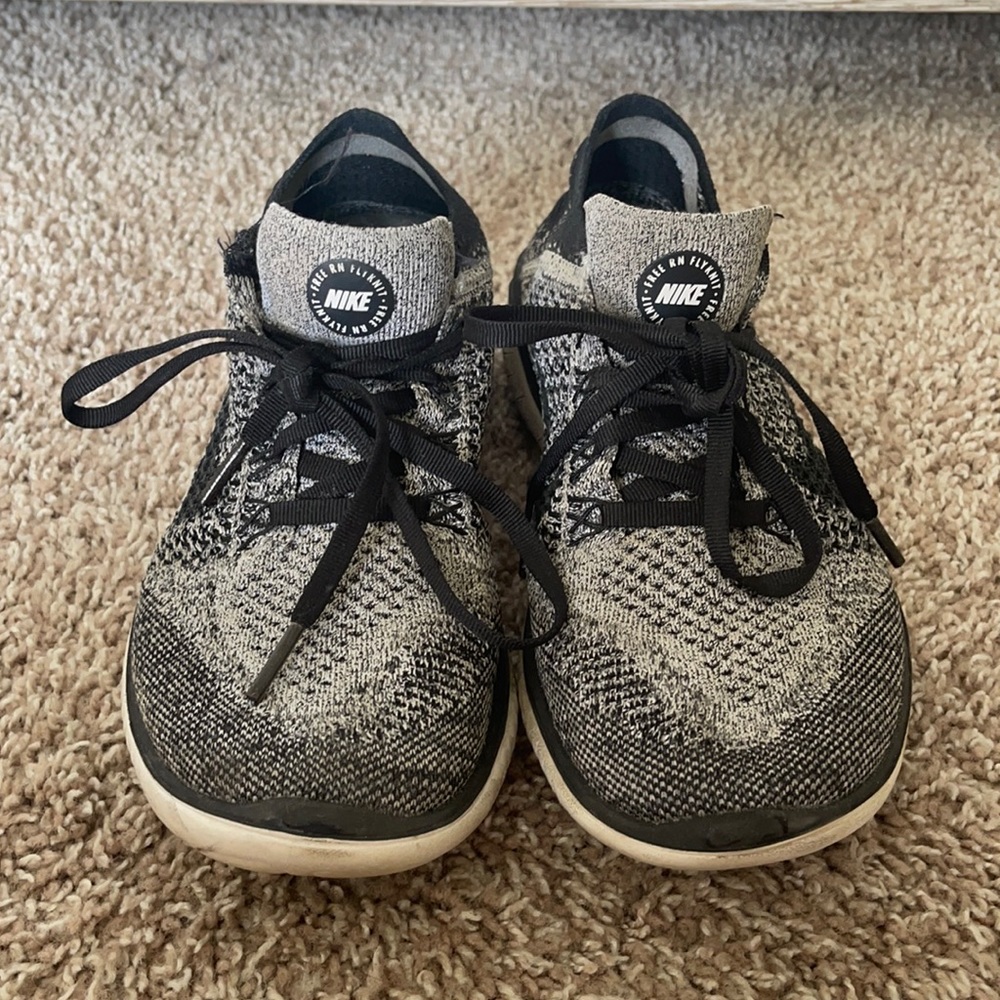 Brand: Nike Size: Women’s 7 Color: Gray/Black